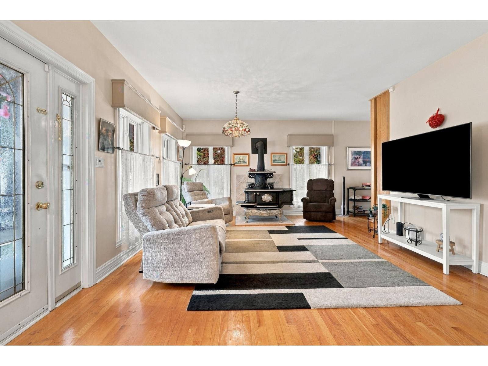 465 Rue St-Henri La Prairie Quebec Canada J5R2S7 5