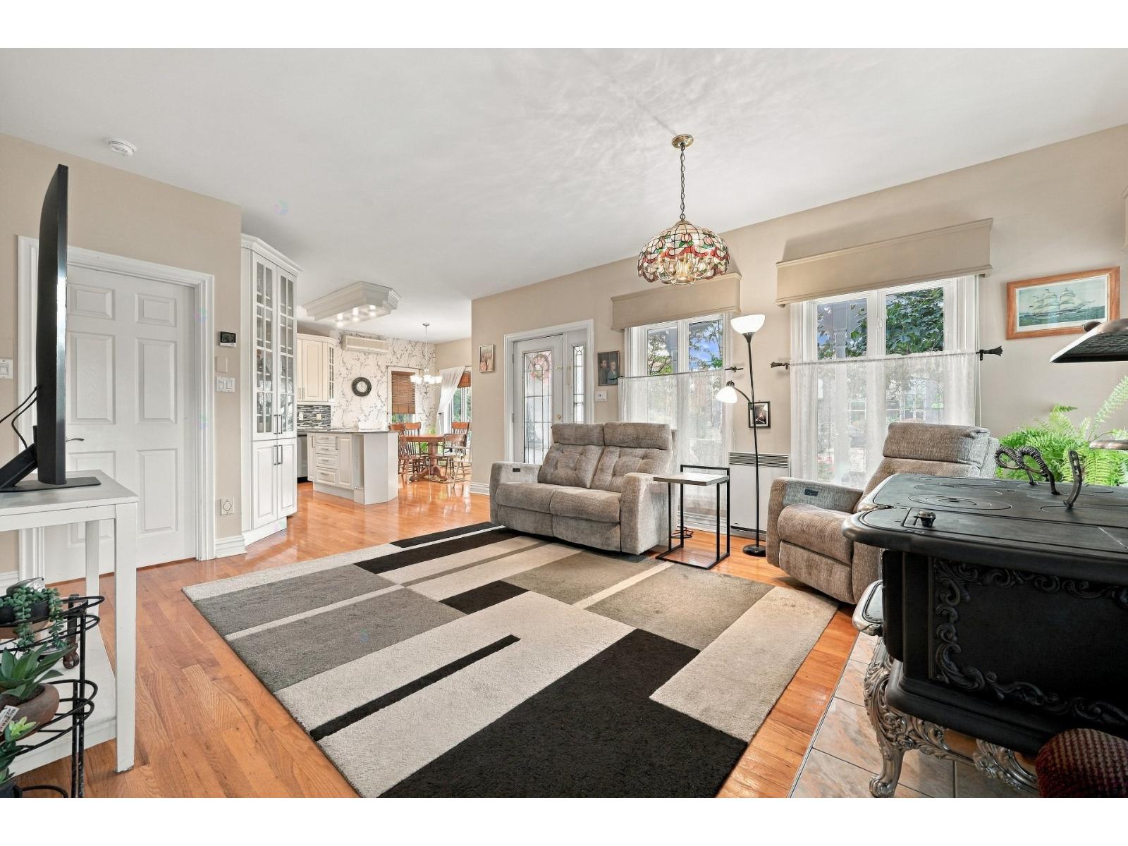 465 Rue St-Henri La Prairie Quebec Canada J5R2S7 4