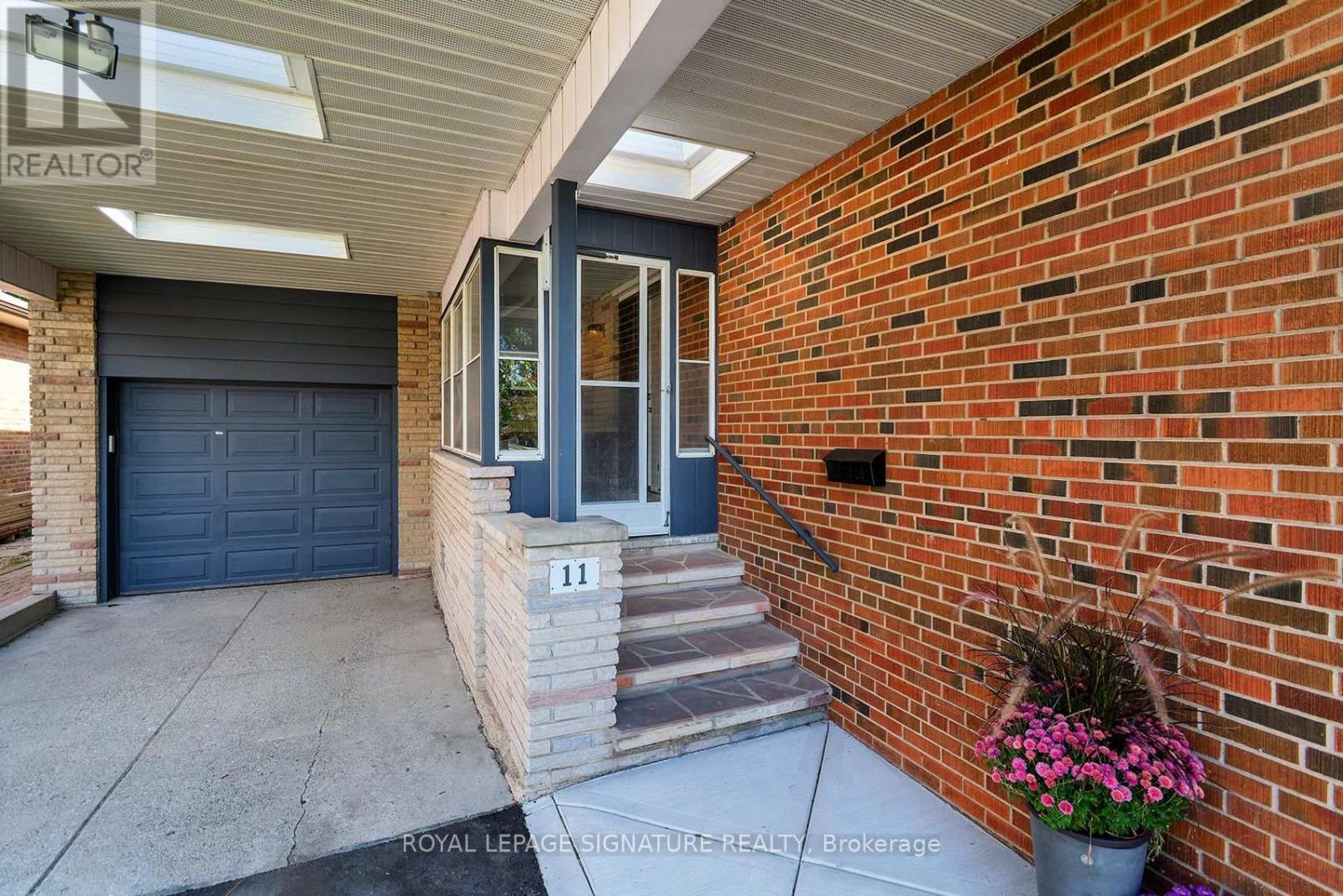 11 Koos Road, Toronto (Markland Wood), Ontario  M9C 1W4 - Photo 2 - W13842472