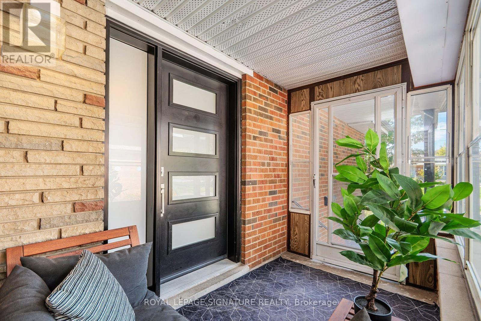 11 Koos Road, Toronto (Markland Wood), Ontario  M9C 1W4 - Photo 3 - W13842472