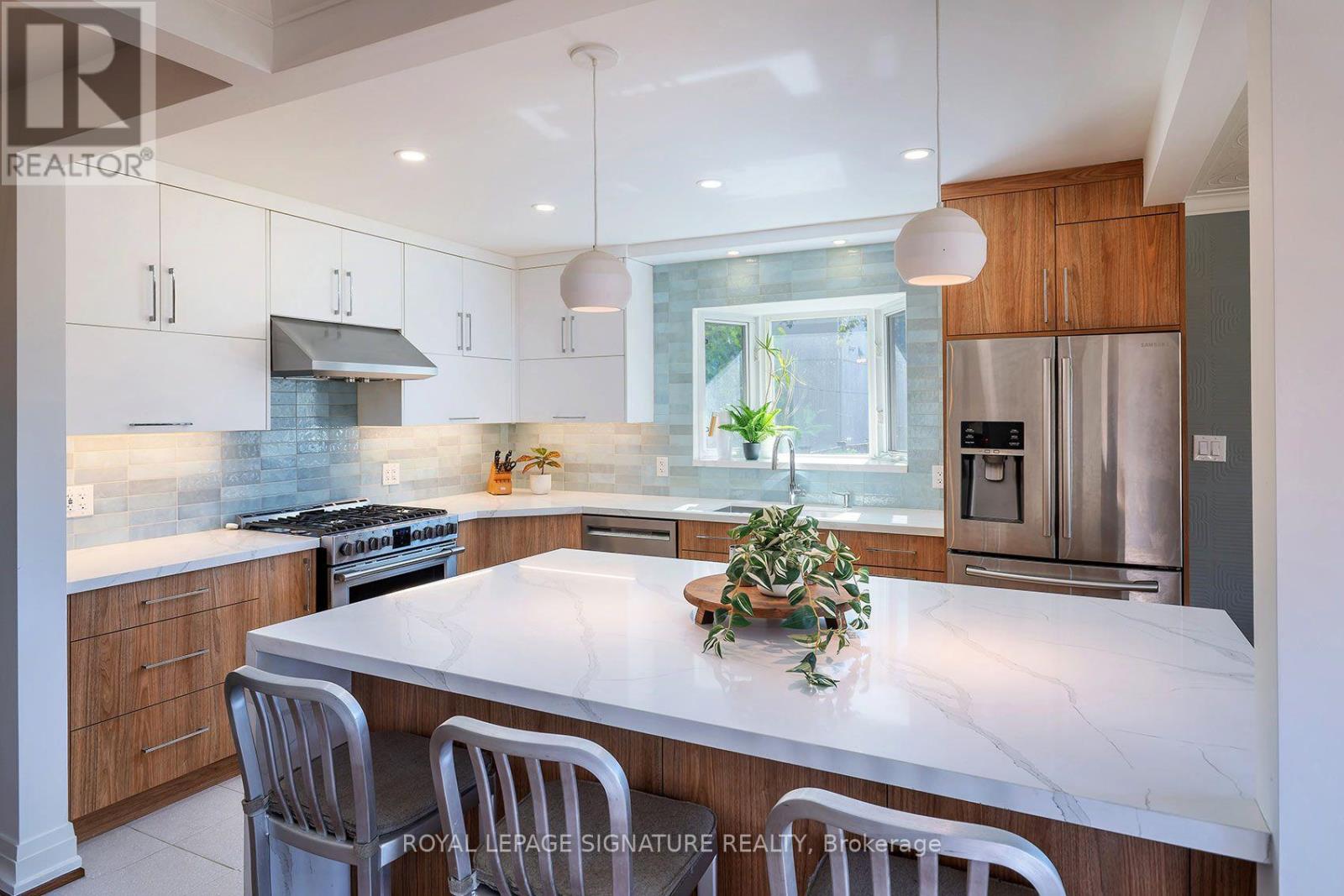 11 Koos Road, Toronto (Markland Wood), Ontario  M9C 1W4 - Photo 7 - W13842472
