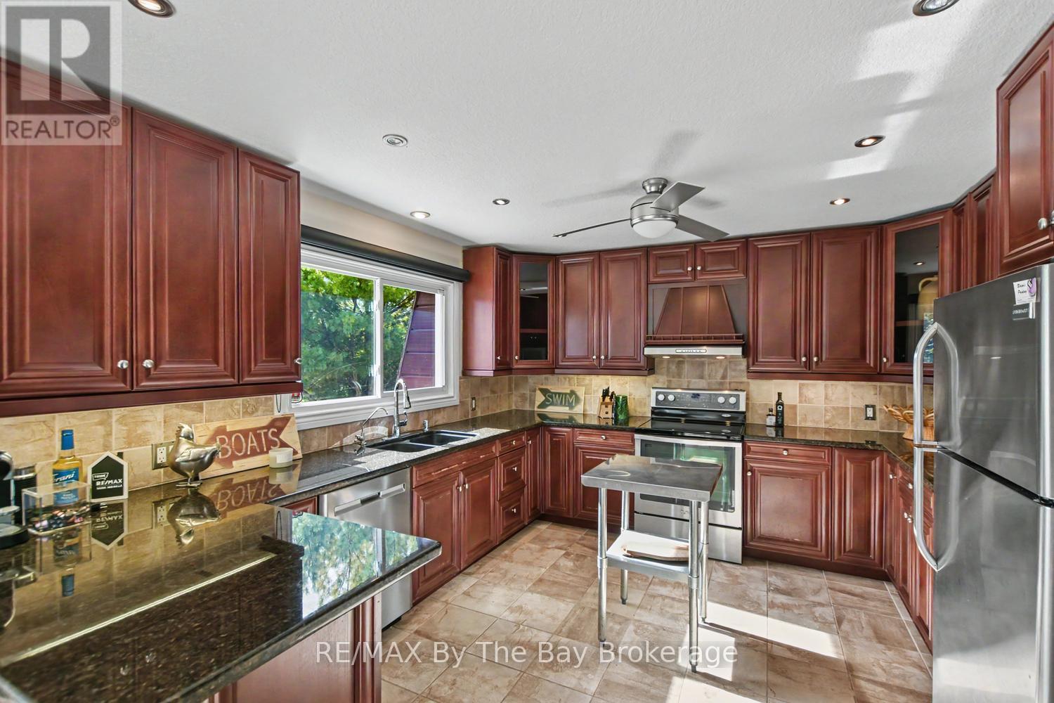 83 Old Mosley Street, Wasaga Beach, Ontario  L9Z 2J5 - Photo 20 - S13838270