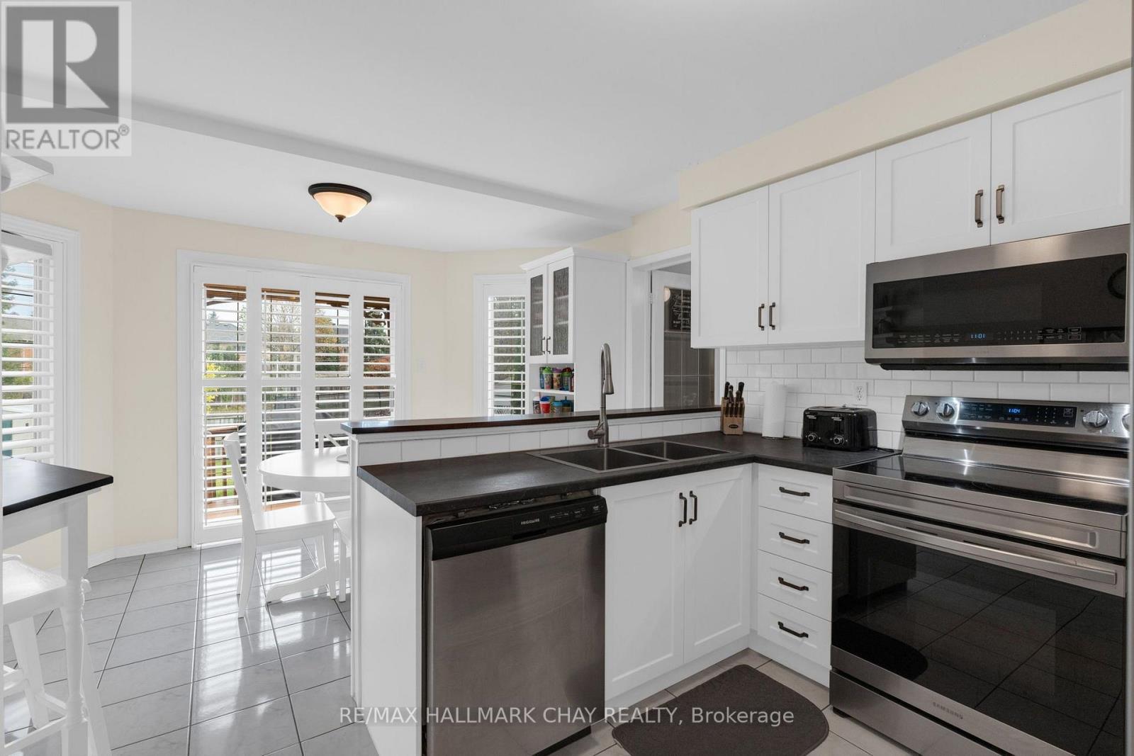 73 Brown Street, Barrie (Holly), Ontario  L4N 7V5 - Photo 7 - S13842658