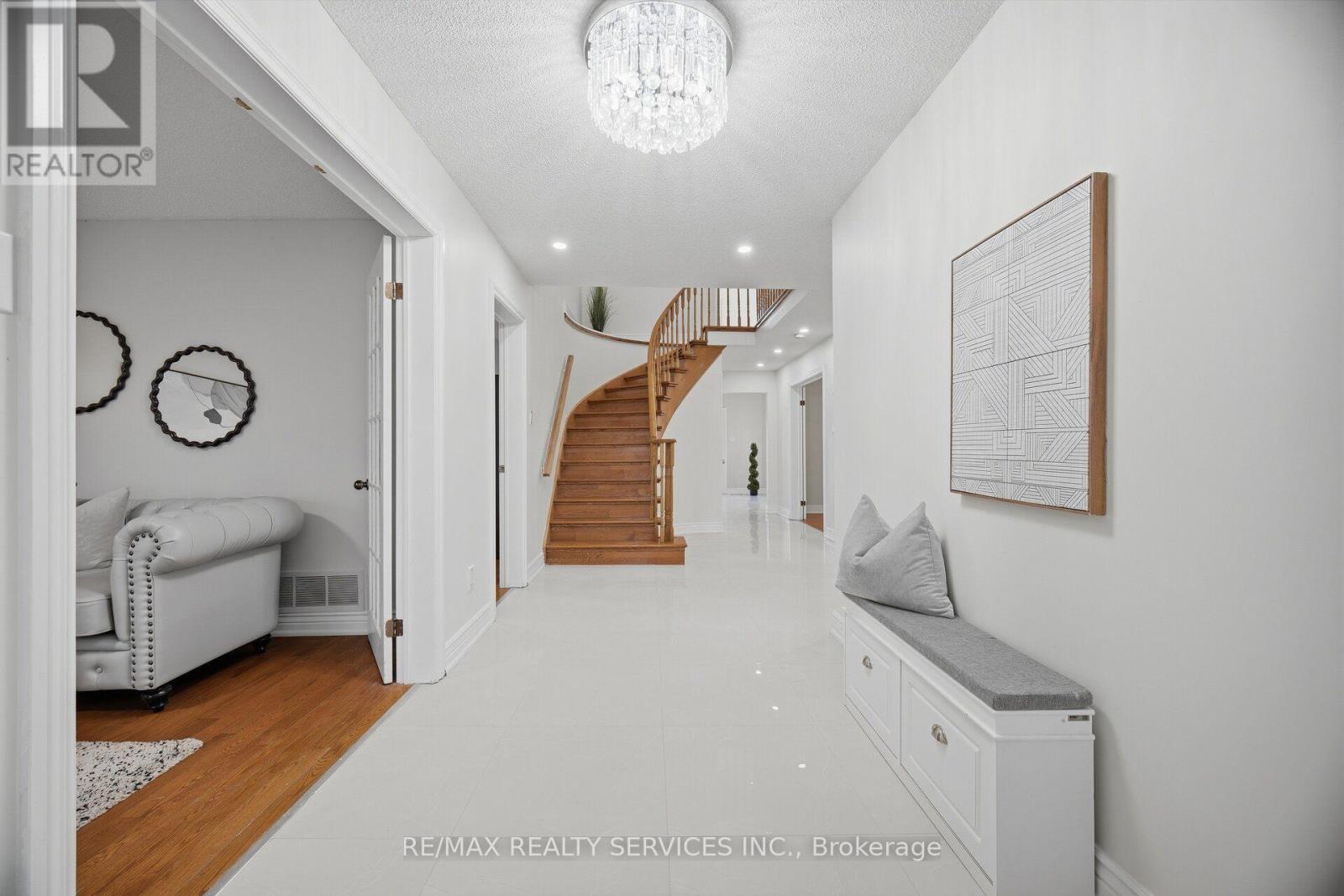 28 Corkett Drive, Brampton, Ontario  L6X 3G9 - Photo 2 - W13842580