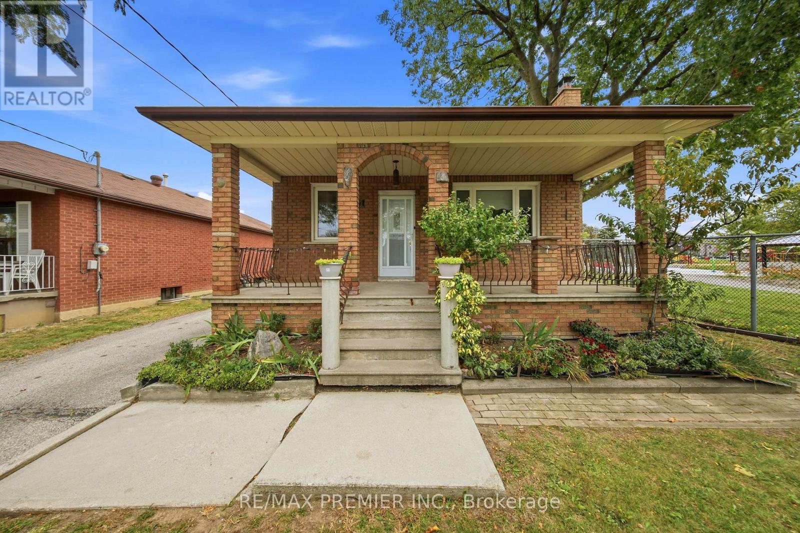 1 Mayo Drive, Toronto, Ontario  M6L 2X1 - Photo 2 - W13842608
