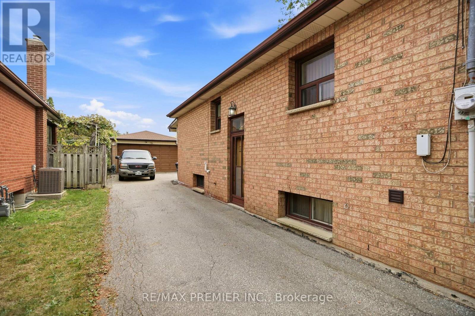 1 Mayo Drive, Toronto, Ontario  M6L 2X1 - Photo 25 - W13842608
