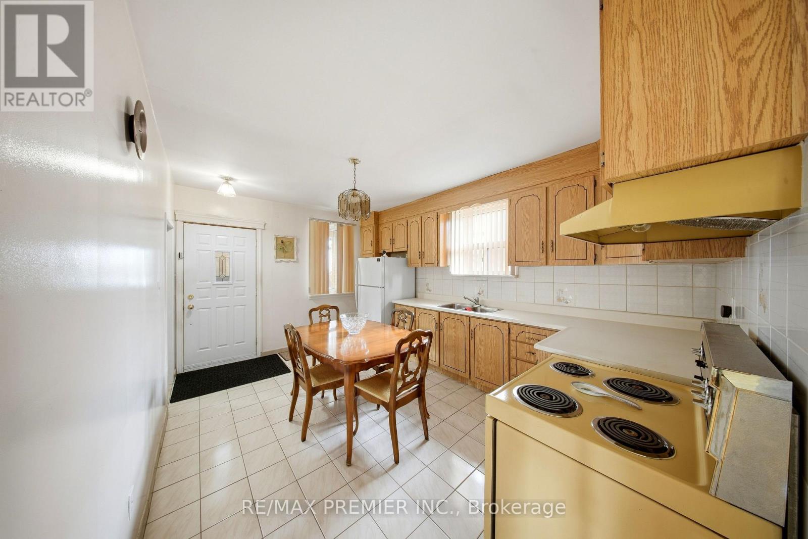 1 Mayo Drive, Toronto, Ontario  M6L 2X1 - Photo 4 - W13842608