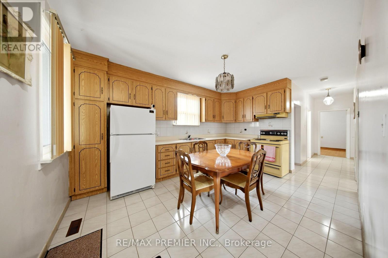 1 Mayo Drive, Toronto, Ontario  M6L 2X1 - Photo 6 - W13842608