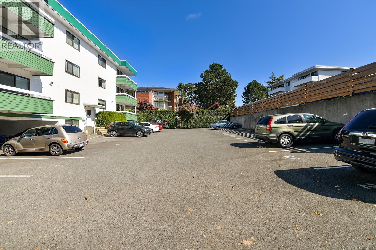 301 2095 Oak Bay Ave