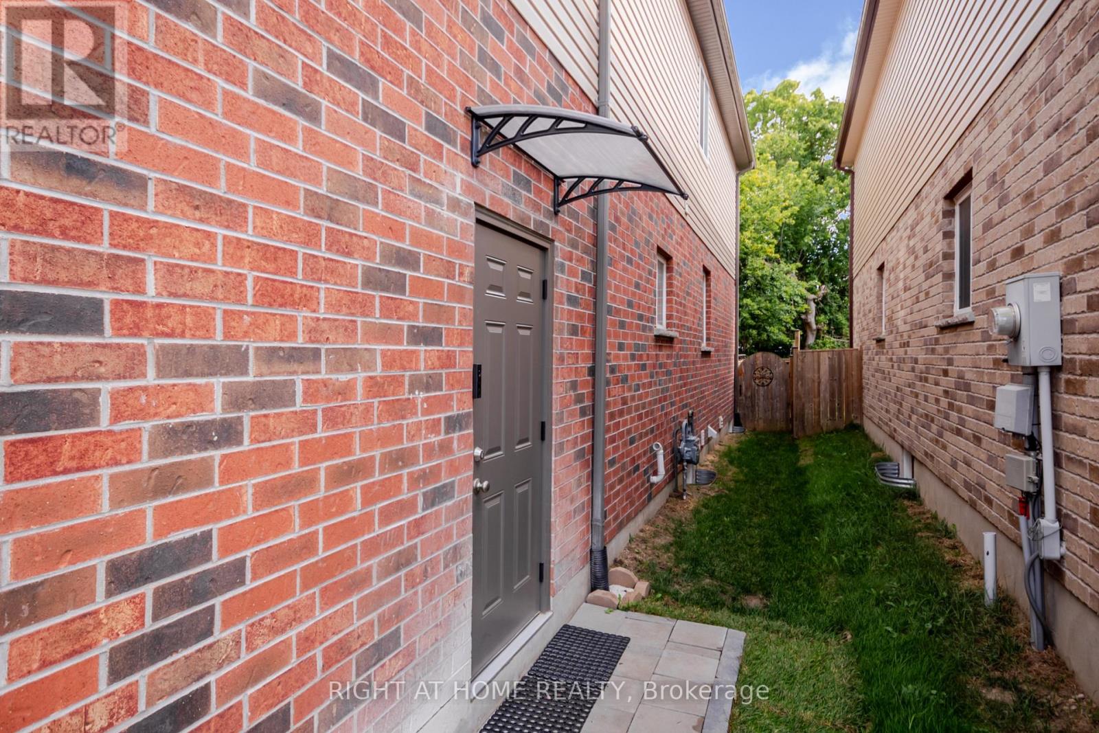 1253 Howlett Circle, London North, Ontario  N5X 0K5 - Photo 2 - X13842734