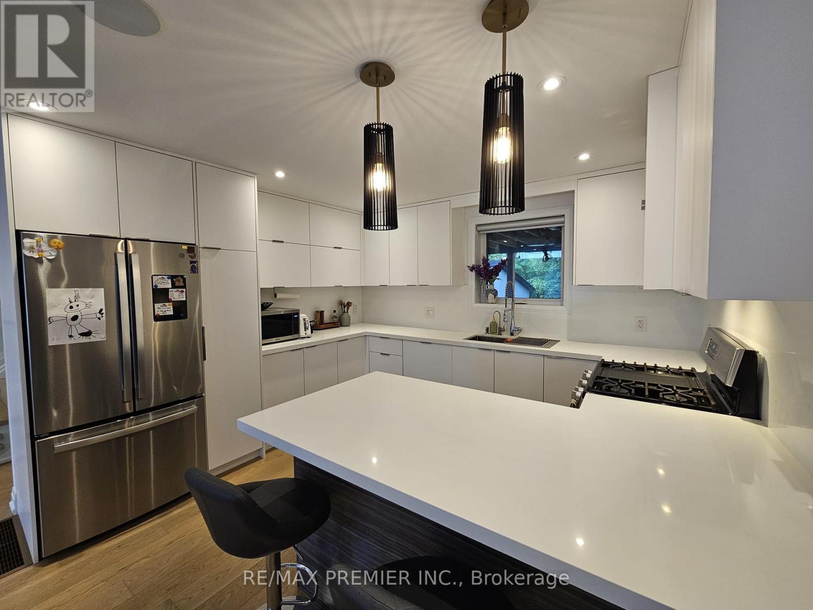 11 Edison Circle, Toronto (Maple Leaf), Ontario  M6L 2L3 - Photo 10 - W13842690