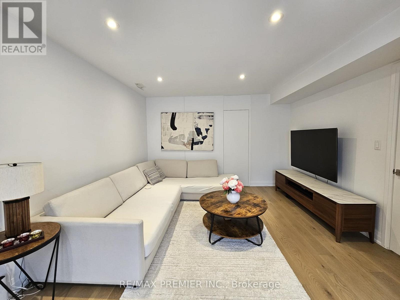 11 Edison Circle, Toronto (Maple Leaf), Ontario  M6L 2L3 - Photo 11 - W13842690