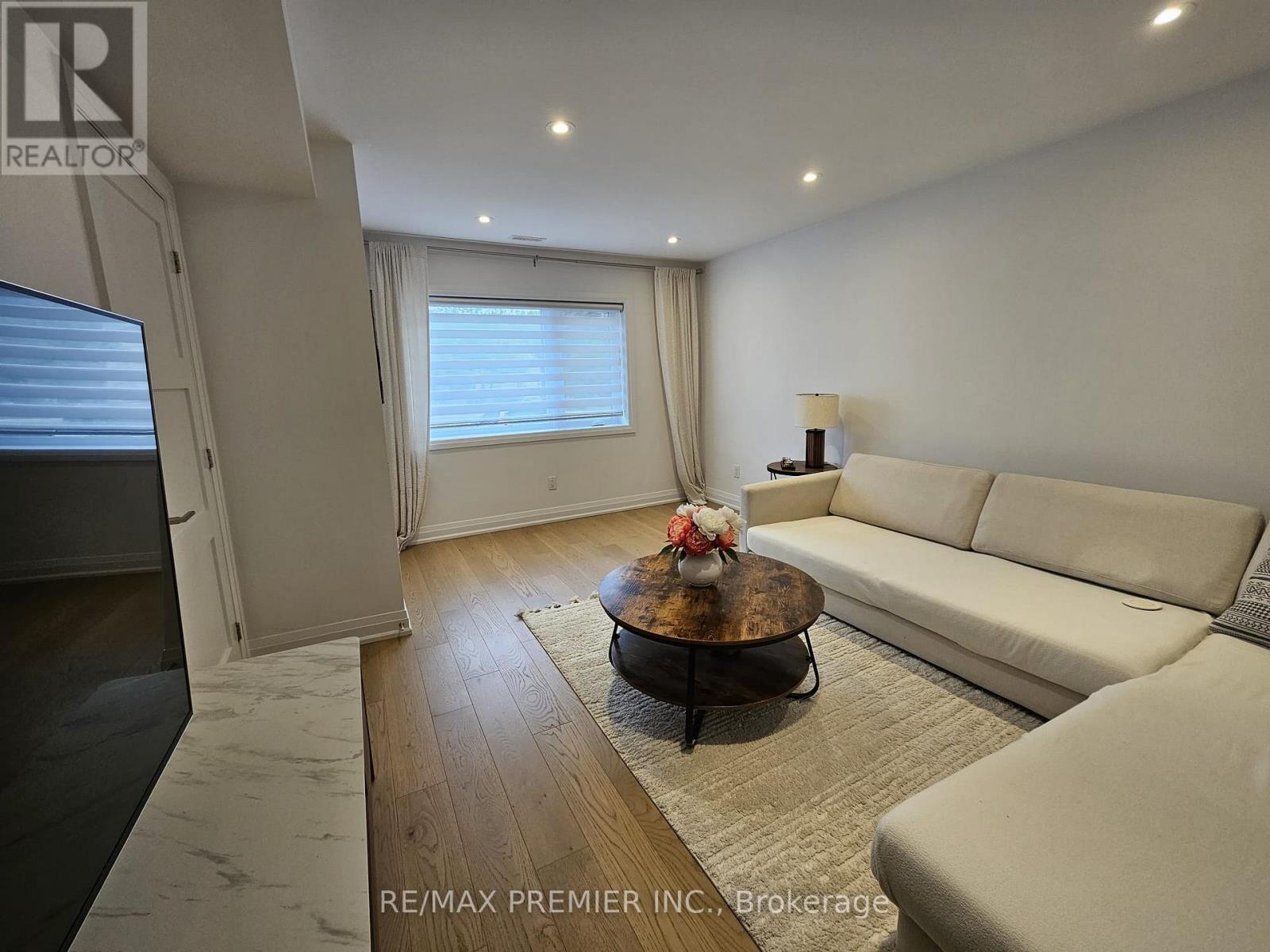 11 Edison Circle, Toronto (Maple Leaf), Ontario  M6L 2L3 - Photo 12 - W13842690