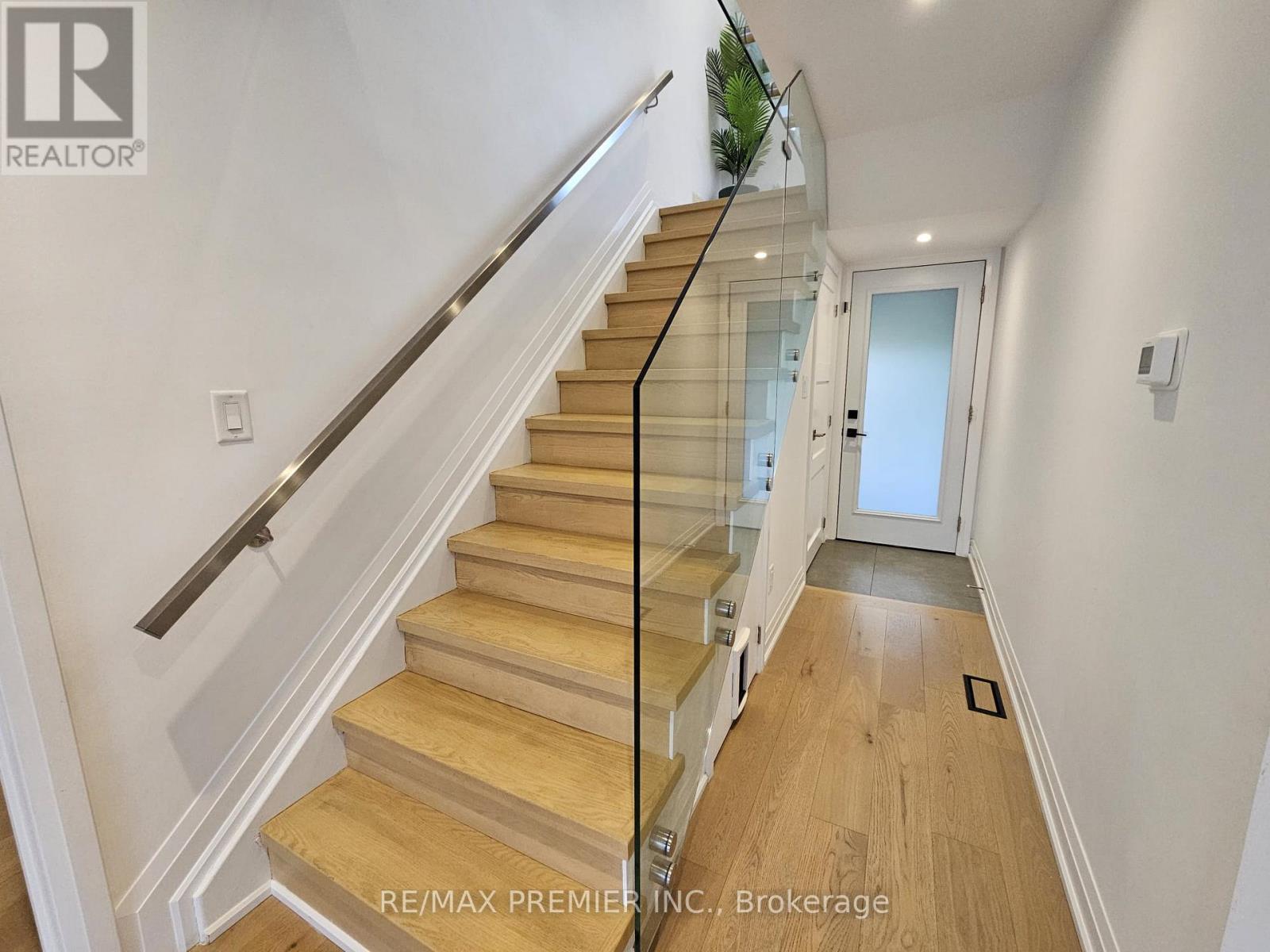 11 Edison Circle, Toronto (Maple Leaf), Ontario  M6L 2L3 - Photo 13 - W13842690