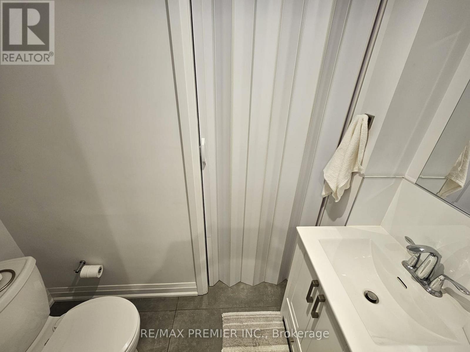 11 Edison Circle, Toronto (Maple Leaf), Ontario  M6L 2L3 - Photo 14 - W13842690