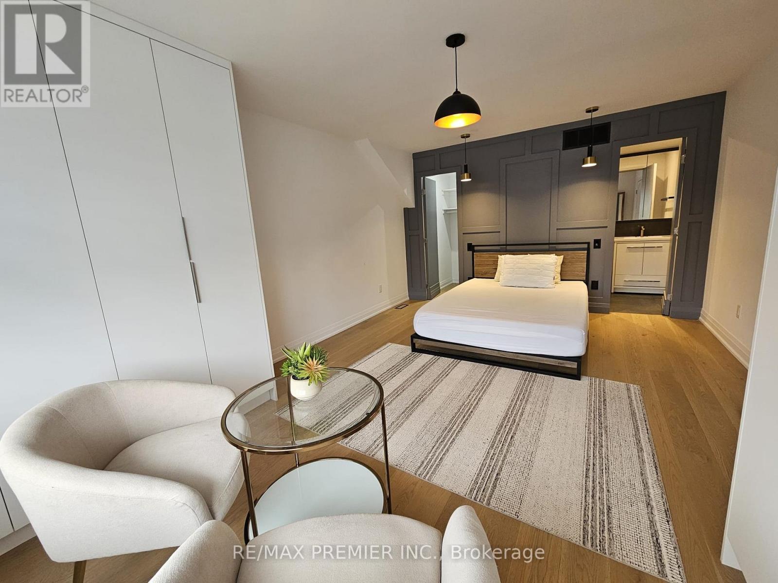 11 Edison Circle, Toronto (Maple Leaf), Ontario  M6L 2L3 - Photo 17 - W13842690
