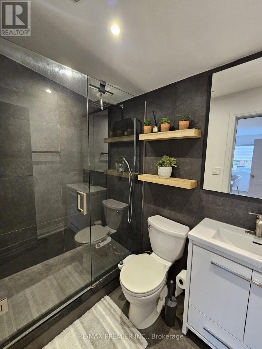 11 Edison Circle, Toronto (Maple Leaf), Ontario  M6L 2L3 - Photo 19 - W13842690