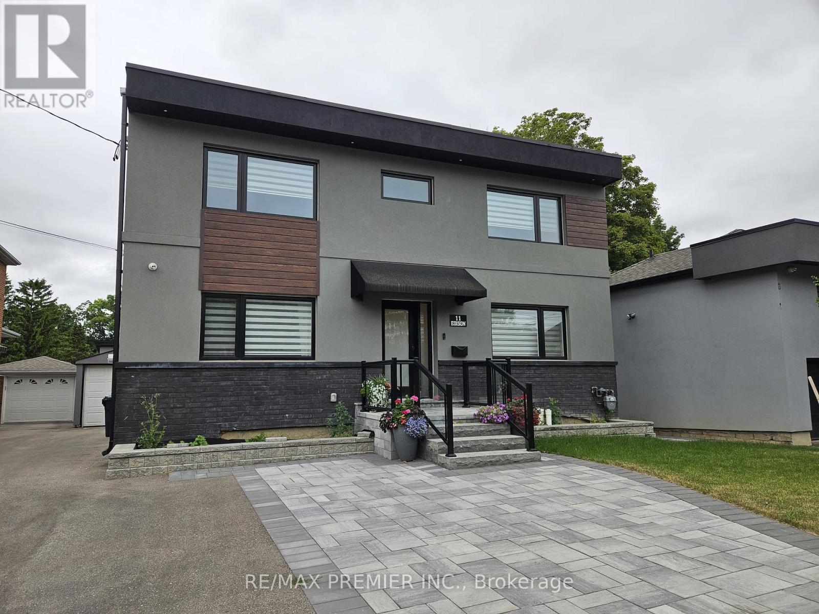 11 Edison Circle, Toronto (Maple Leaf), Ontario  M6L 2L3 - Photo 2 - W13842690