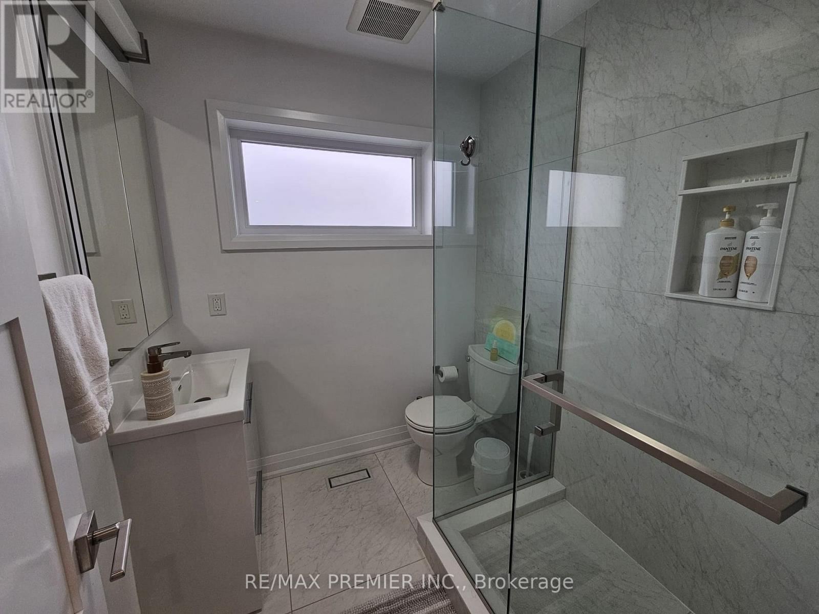 11 Edison Circle, Toronto (Maple Leaf), Ontario  M6L 2L3 - Photo 20 - W13842690