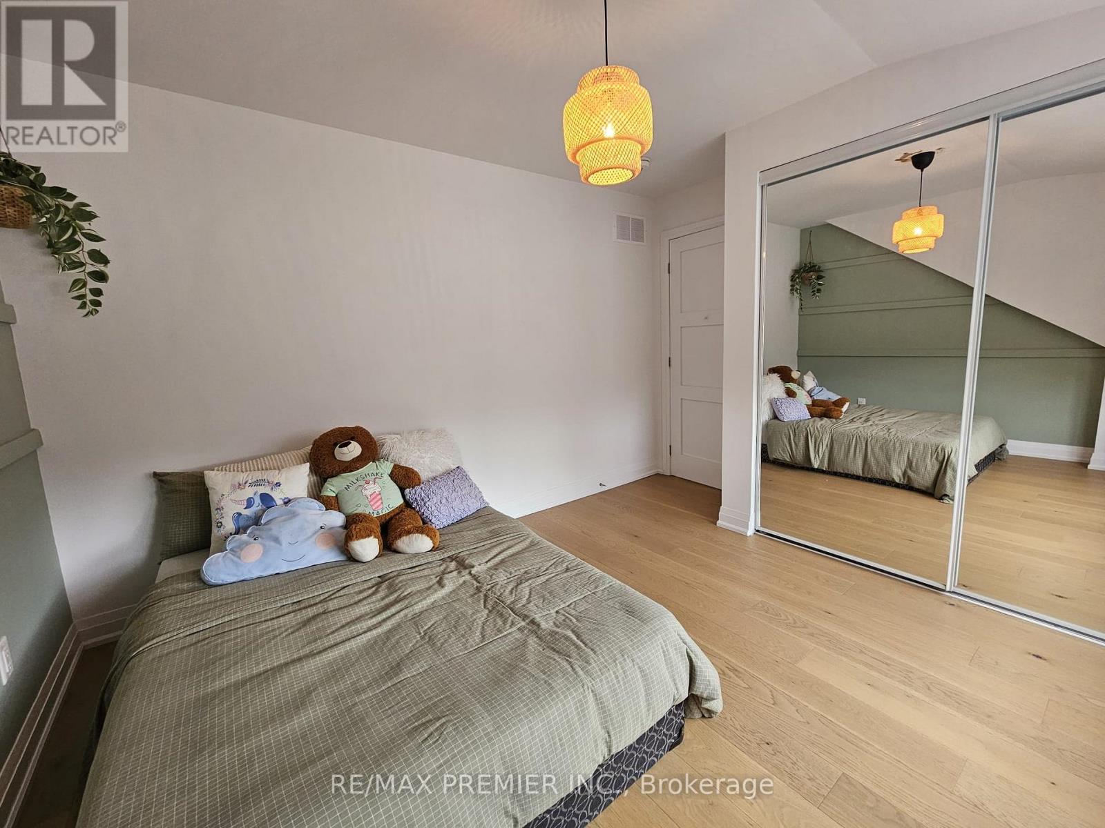 11 Edison Circle, Toronto (Maple Leaf), Ontario  M6L 2L3 - Photo 21 - W13842690