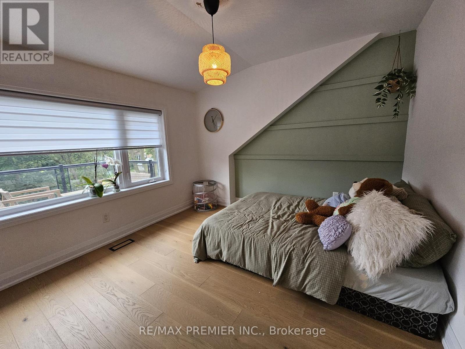 11 Edison Circle, Toronto (Maple Leaf), Ontario  M6L 2L3 - Photo 22 - W13842690
