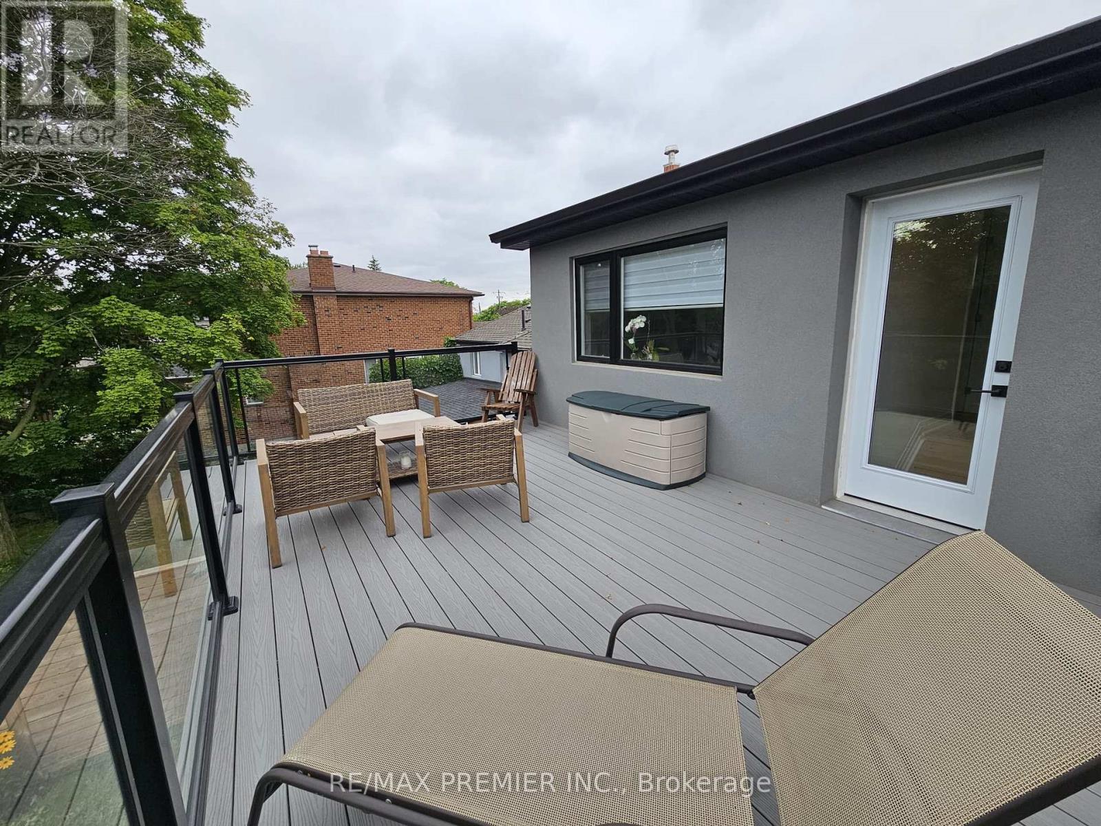 11 Edison Circle, Toronto (Maple Leaf), Ontario  M6L 2L3 - Photo 25 - W13842690