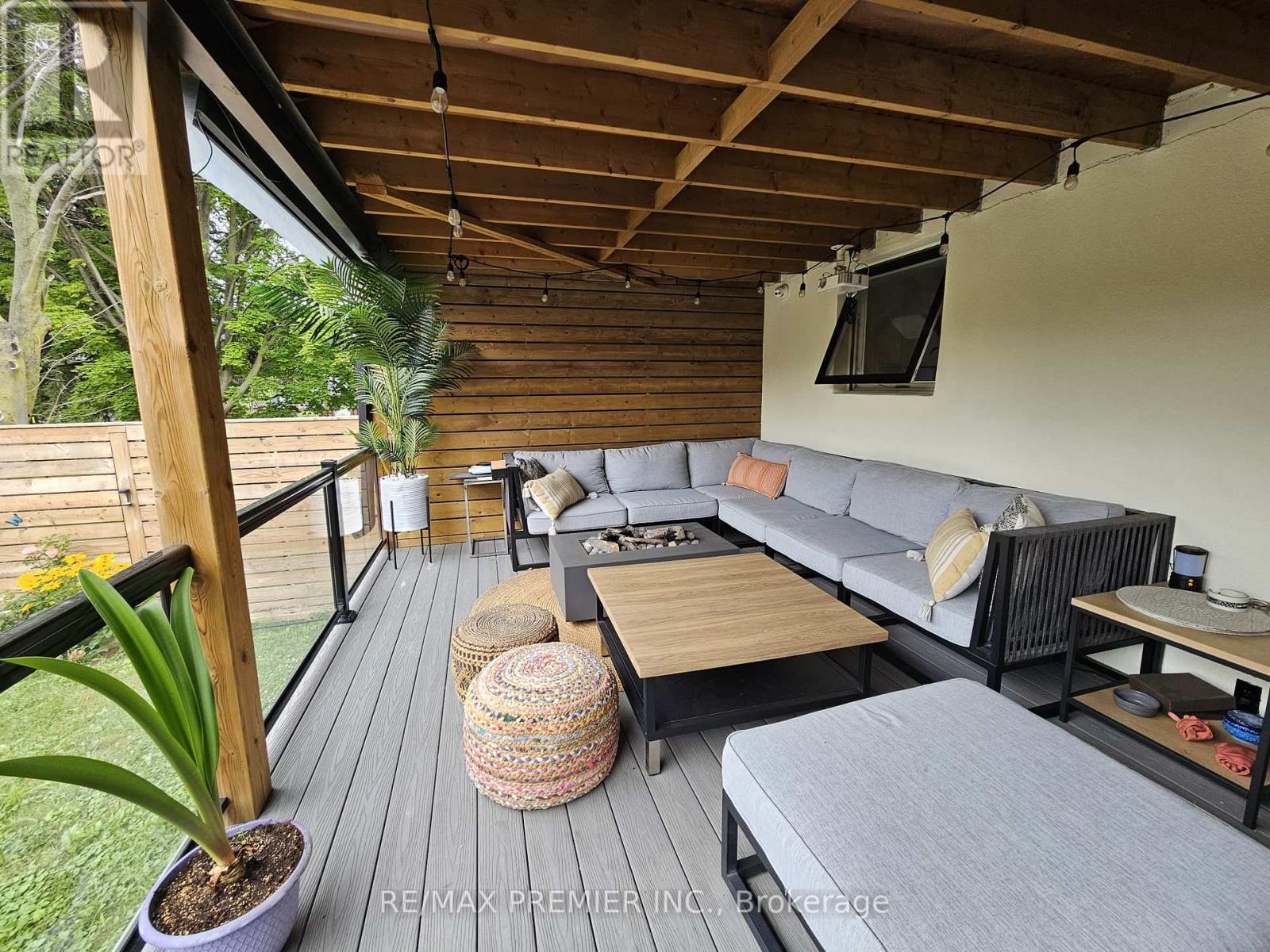 11 Edison Circle, Toronto (Maple Leaf), Ontario  M6L 2L3 - Photo 28 - W13842690