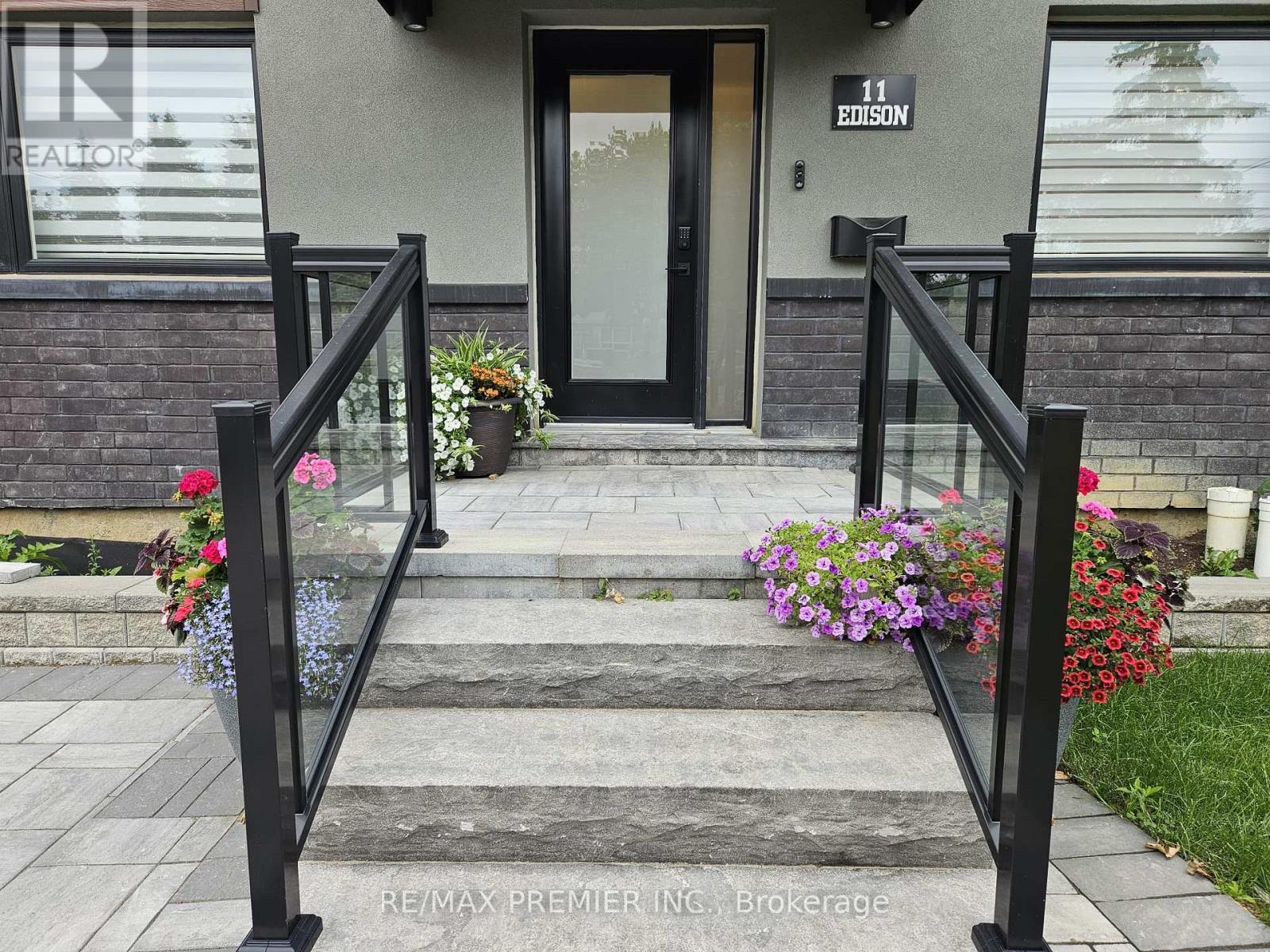 11 Edison Circle, Toronto (Maple Leaf), Ontario  M6L 2L3 - Photo 3 - W13842690