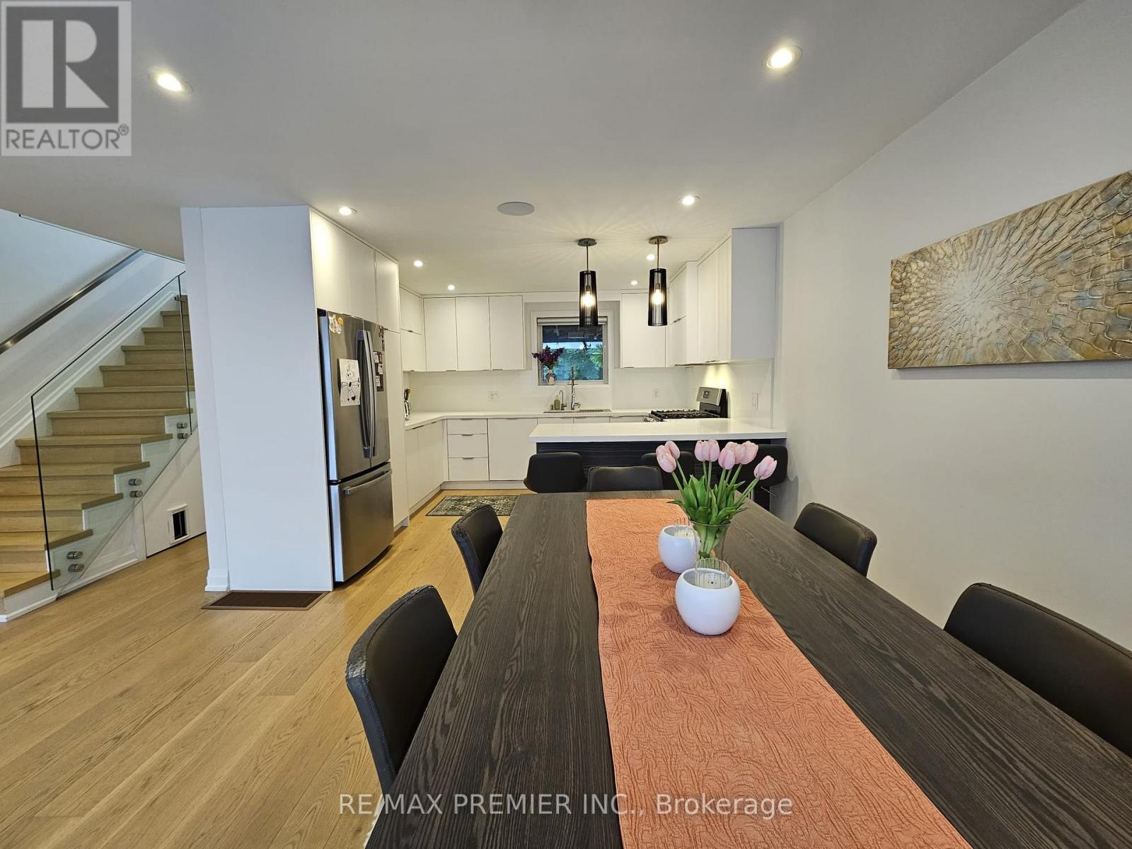 11 Edison Circle, Toronto (Maple Leaf), Ontario  M6L 2L3 - Photo 6 - W13842690
