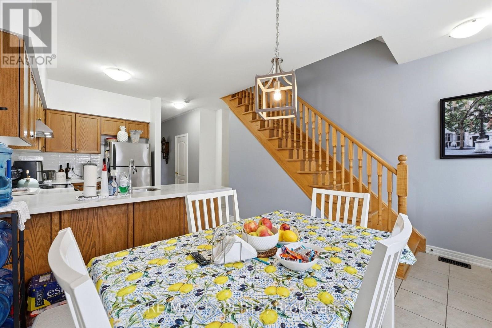 5 Parrotta Drive, Toronto (Humberlea-Pelmo Park), Ontario  M9M 0B4 - Photo 13 - W13842714