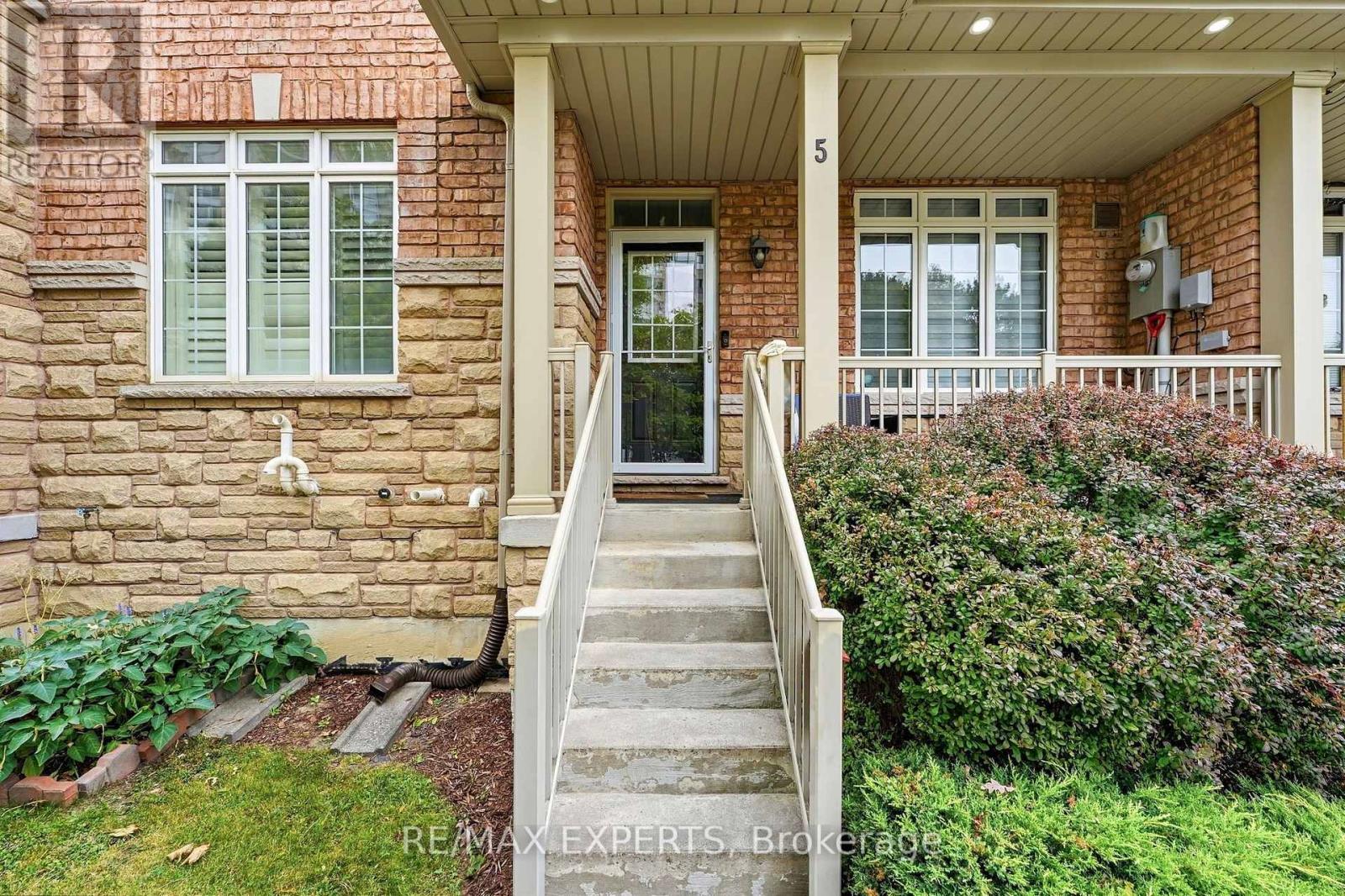 5 Parrotta Drive, Toronto (Humberlea-Pelmo Park), Ontario  M9M 0B4 - Photo 2 - W13842714