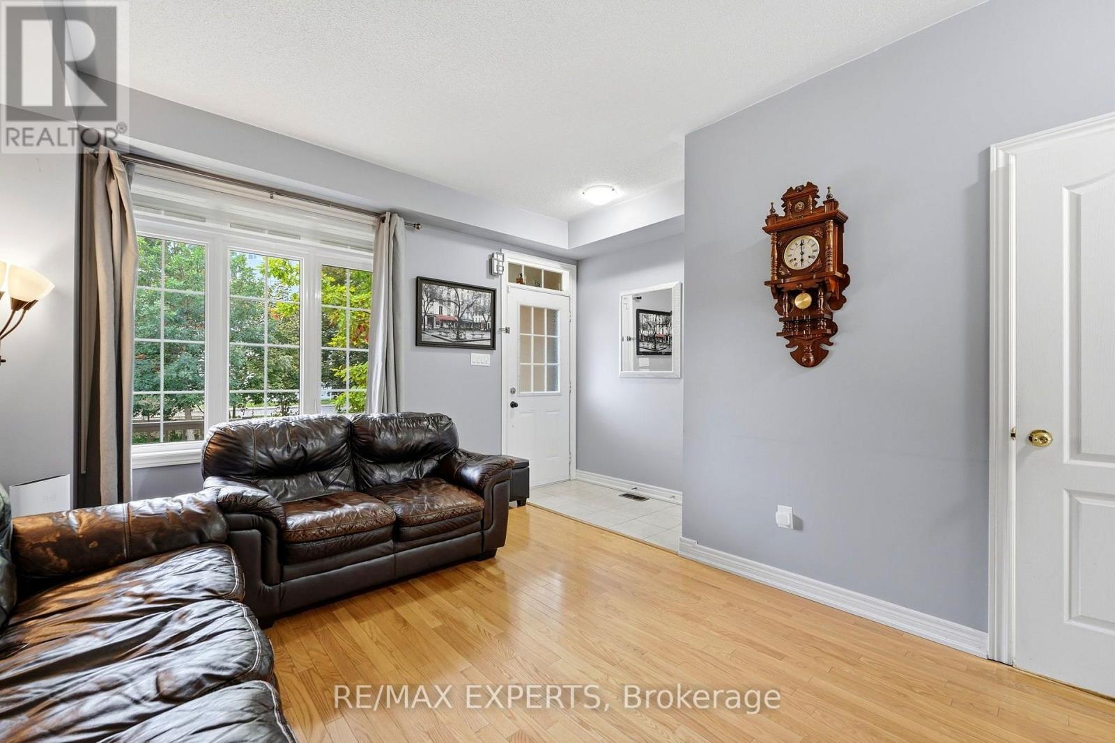 5 Parrotta Drive, Toronto (Humberlea-Pelmo Park), Ontario  M9M 0B4 - Photo 4 - W13842714