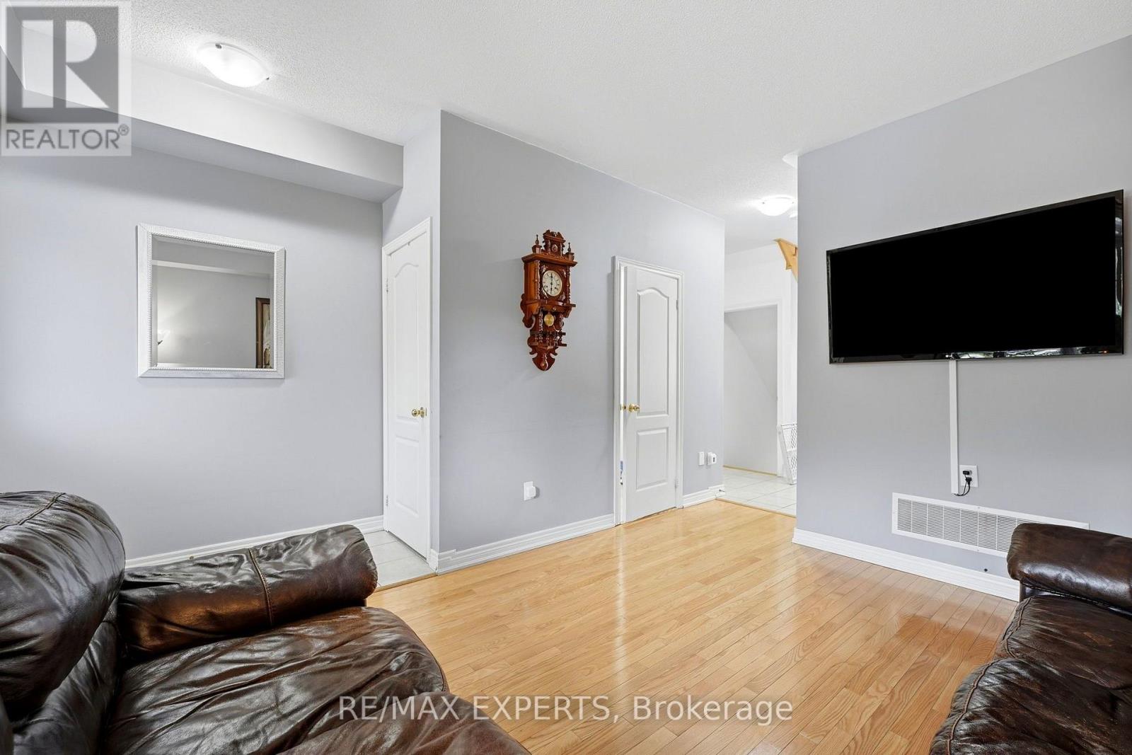 5 Parrotta Drive, Toronto (Humberlea-Pelmo Park), Ontario  M9M 0B4 - Photo 7 - W13842714