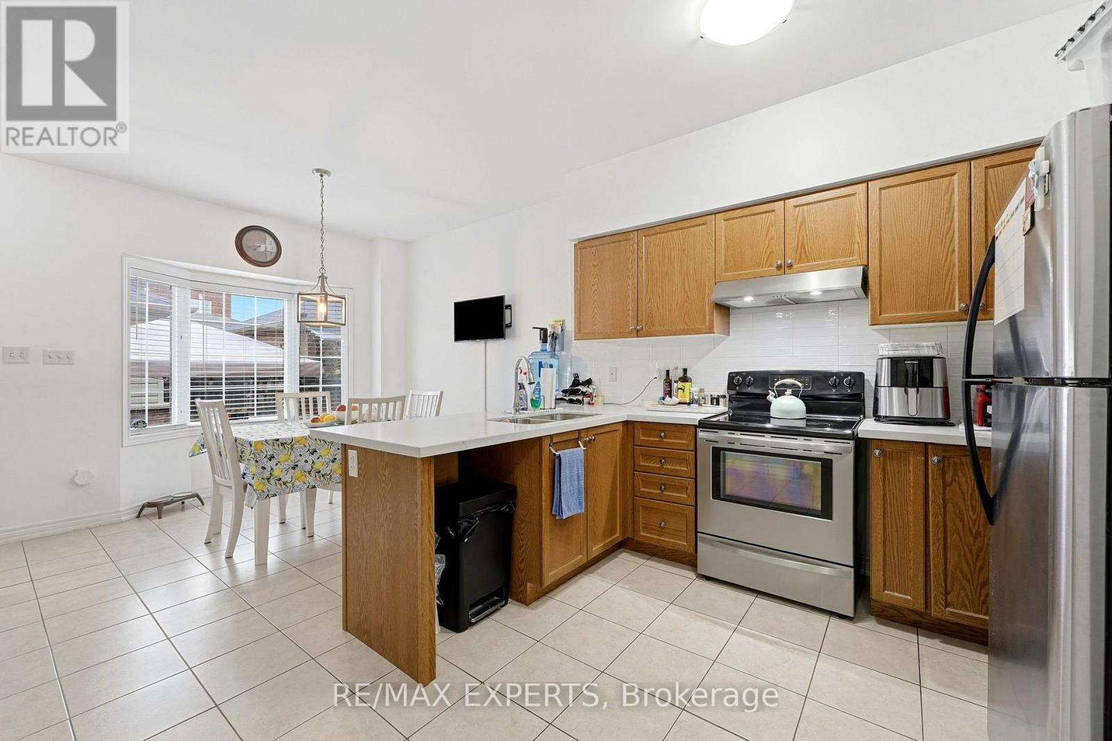 5 Parrotta Drive, Toronto (Humberlea-Pelmo Park), Ontario  M9M 0B4 - Photo 8 - W13842714