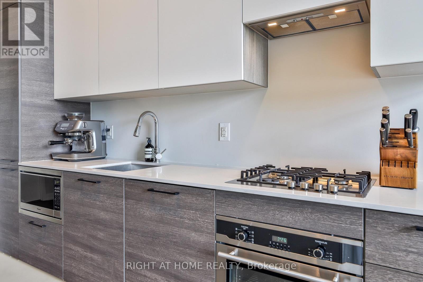 303 - 530 Indian Grove, Toronto, Ontario  M6P 0B3 - Photo 11 - W13842812