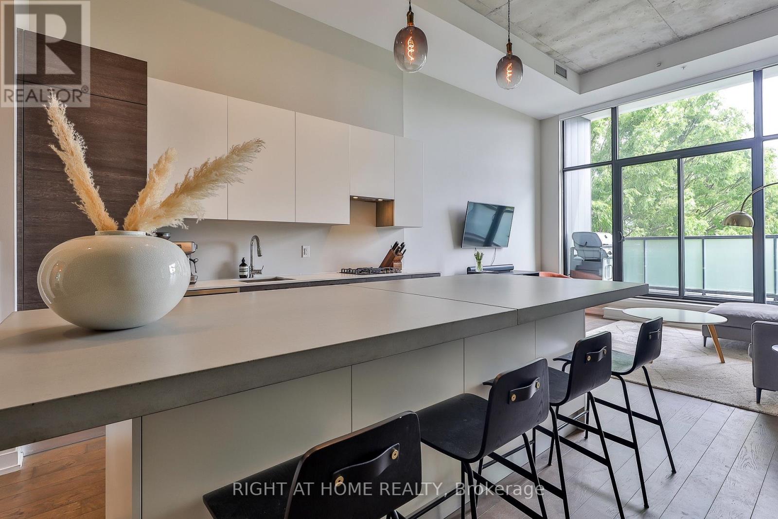 303 - 530 Indian Grove, Toronto, Ontario  M6P 0B3 - Photo 4 - W13842812
