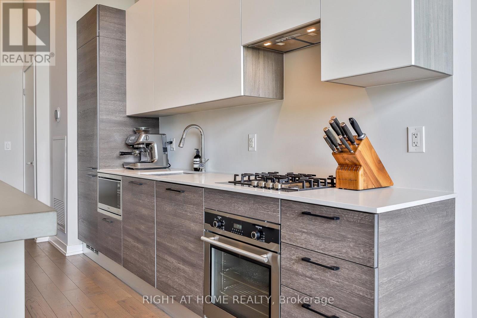 303 - 530 Indian Grove, Toronto, Ontario  M6P 0B3 - Photo 9 - W13842812