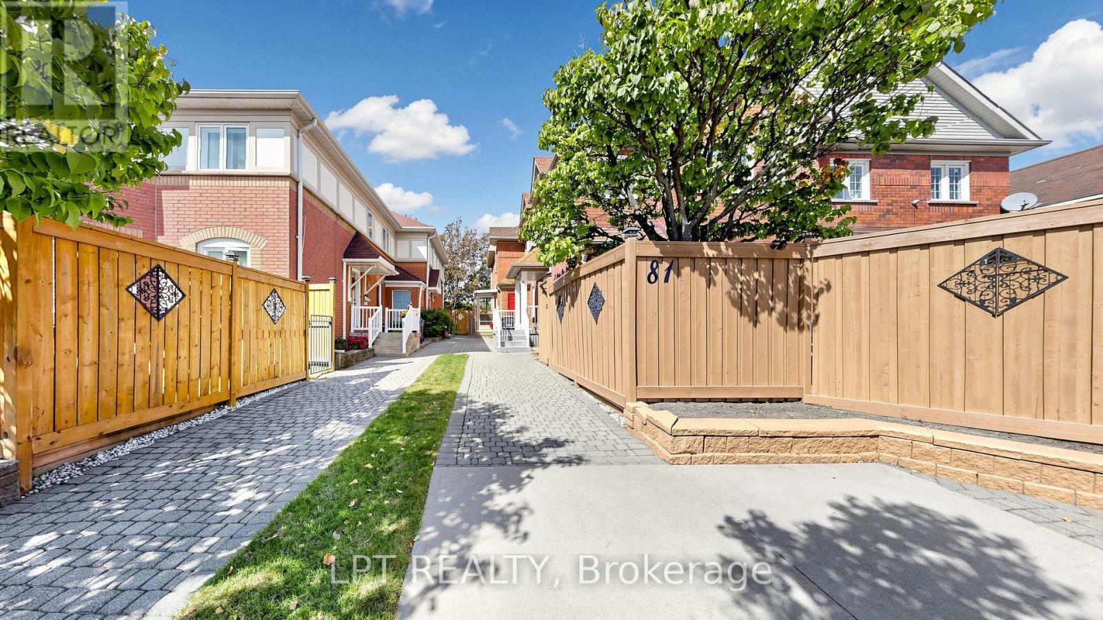 81 Shady Pine Circle, Brampton (Sandringham-Wellington), Ontario  L6R 1K3 - Photo 2 - W13842820