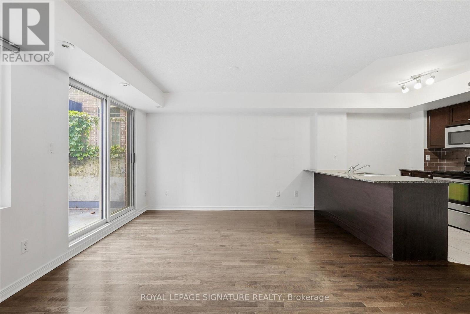 Th135 - 5 Elsie Lane, Toronto (Dovercourt-Wallace Emerson-Junction), Ontario  M6P 3N3 - Photo 3 - W13842866