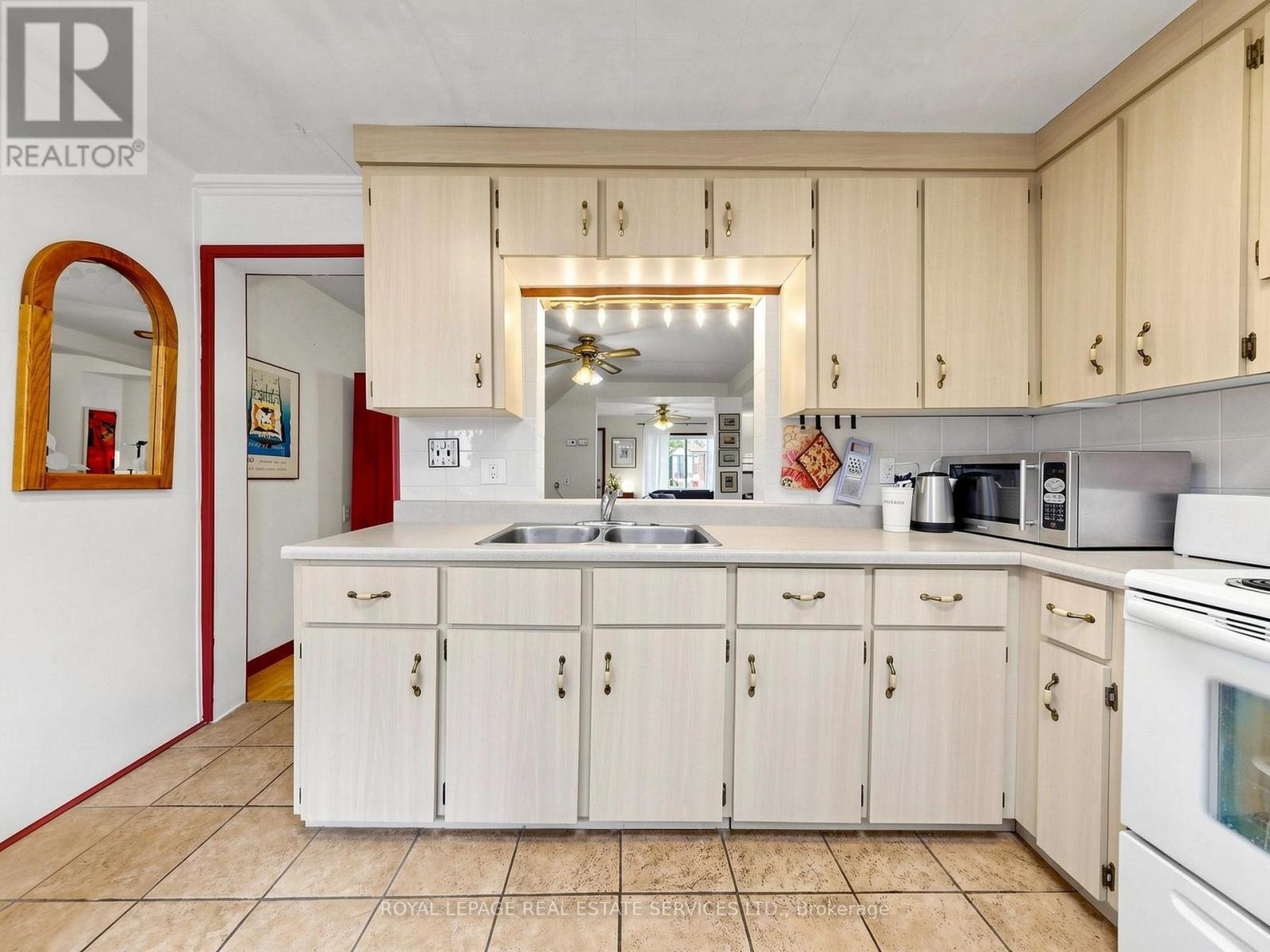 28 Mcintosh Avenue, Toronto (Stonegate-Queensway), Ontario  M8Y 3E2 - Photo 11 - W13842888