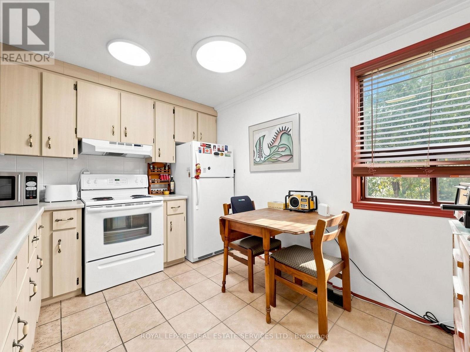 28 Mcintosh Avenue, Toronto (Stonegate-Queensway), Ontario  M8Y 3E2 - Photo 12 - W13842888