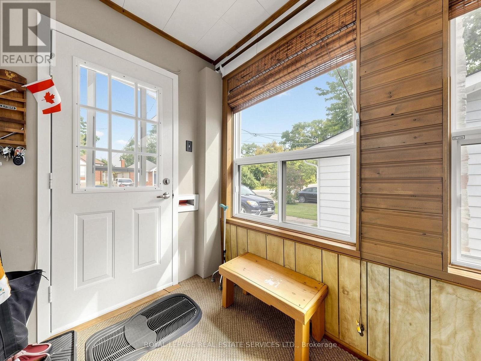 28 Mcintosh Avenue, Toronto (Stonegate-Queensway), Ontario  M8Y 3E2 - Photo 2 - W13842888