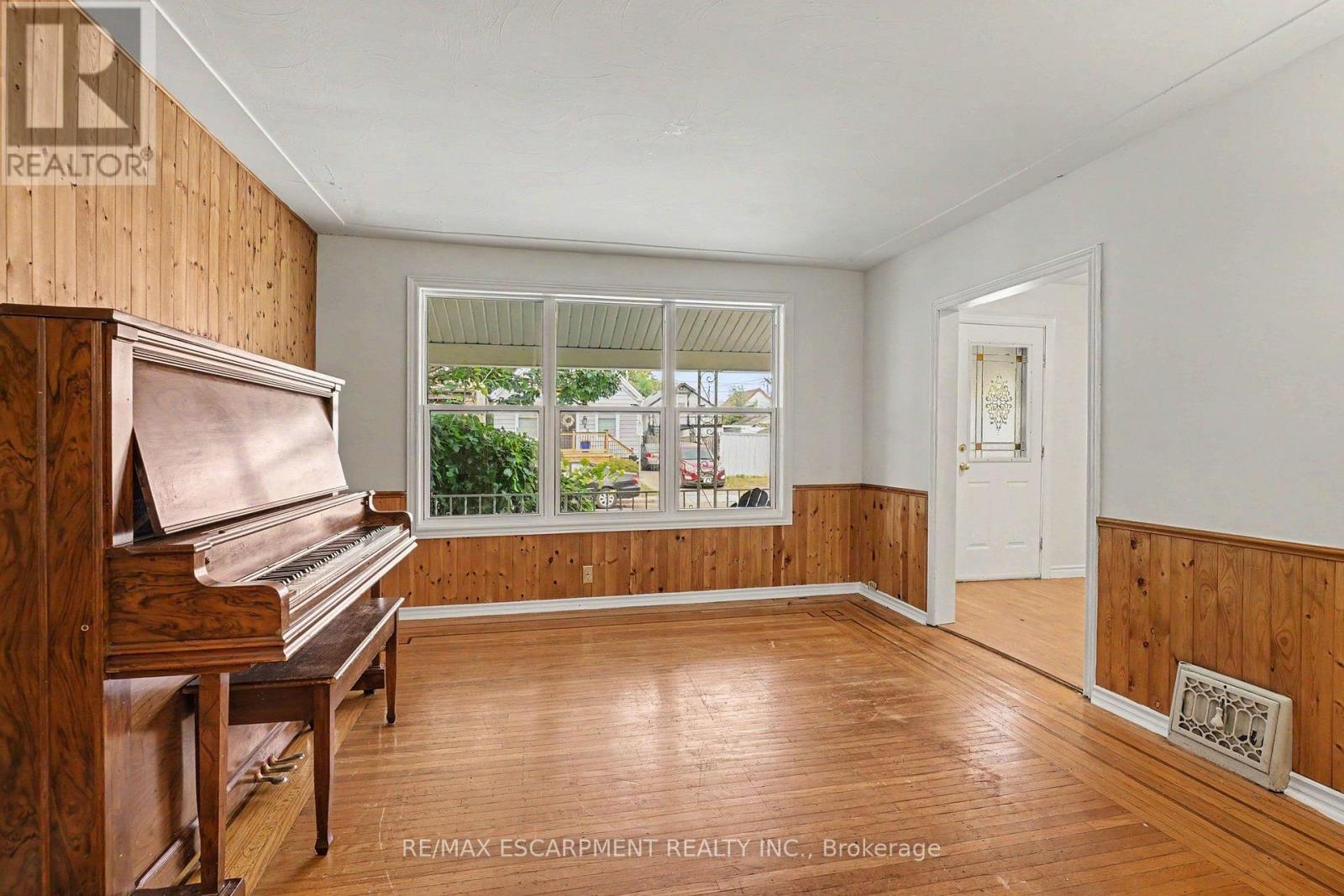 146 Belmont Avenue, Hamilton (Crown Point), Ontario  L8L 7M3 - Photo 4 - X13842844