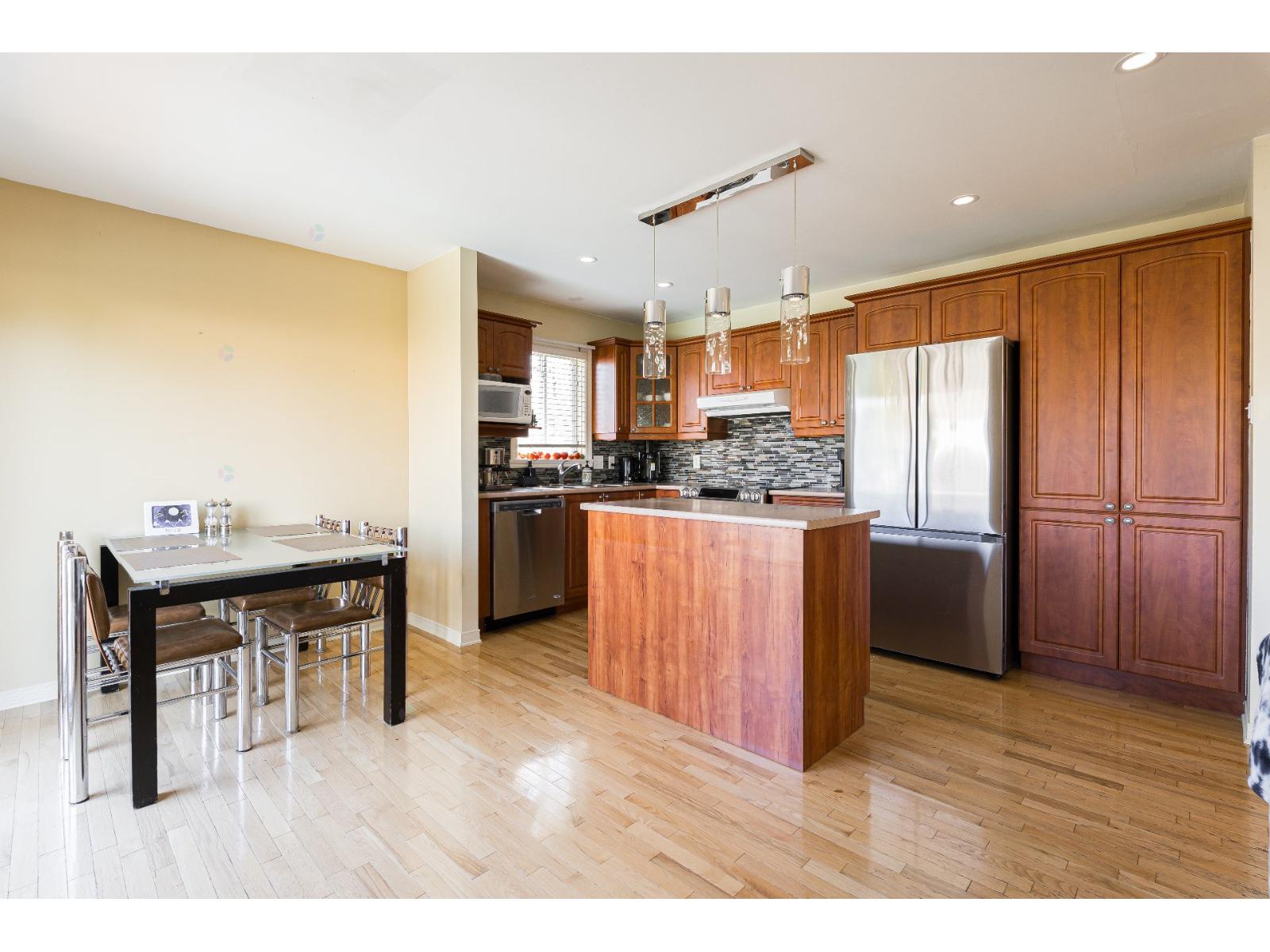 2933 Rue Montcalm Vaudreuil-Dorion Quebec Canada J7V8B3 2