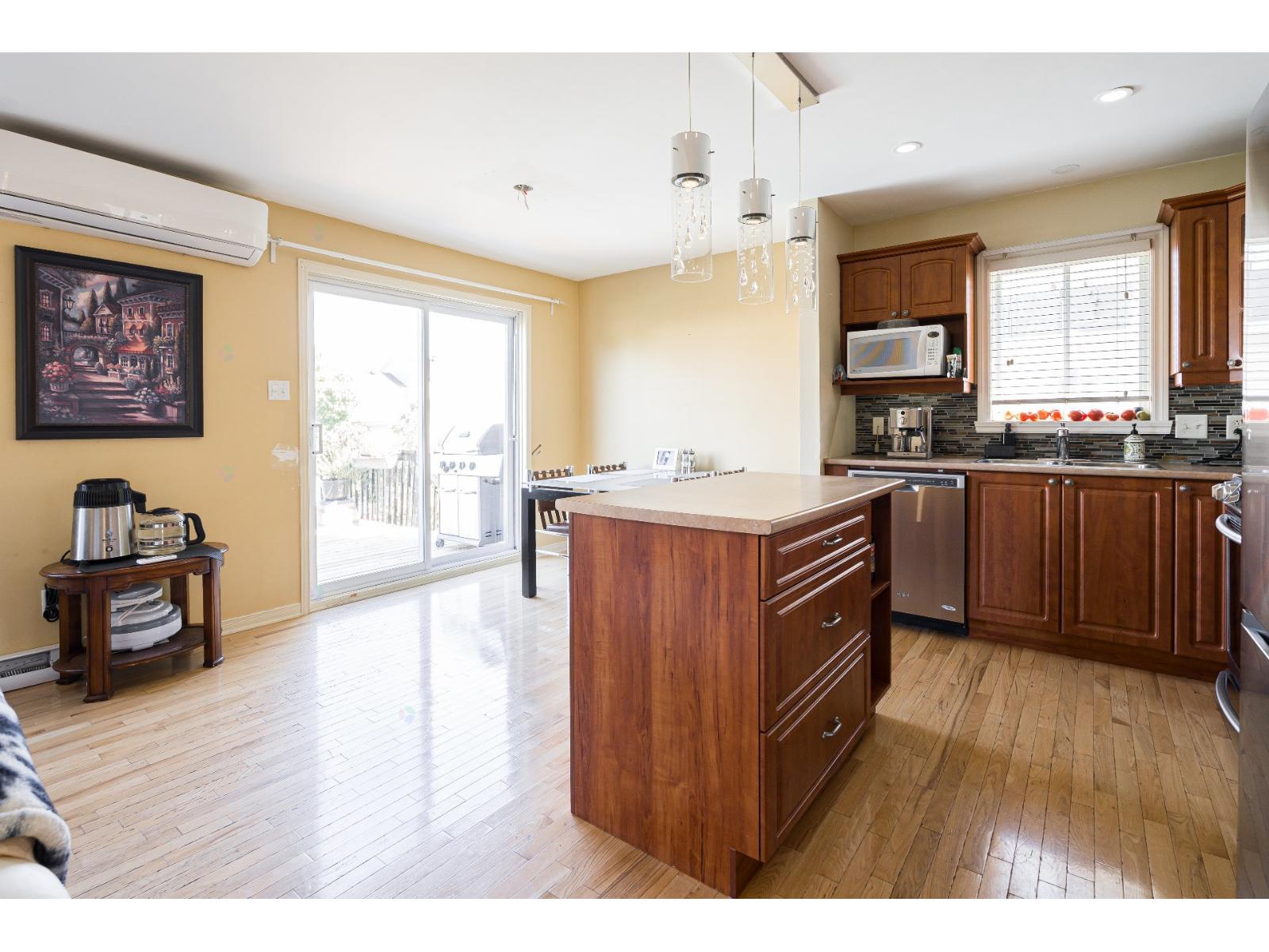 2933 Rue Montcalm Vaudreuil-Dorion Quebec Canada J7V8B3 3