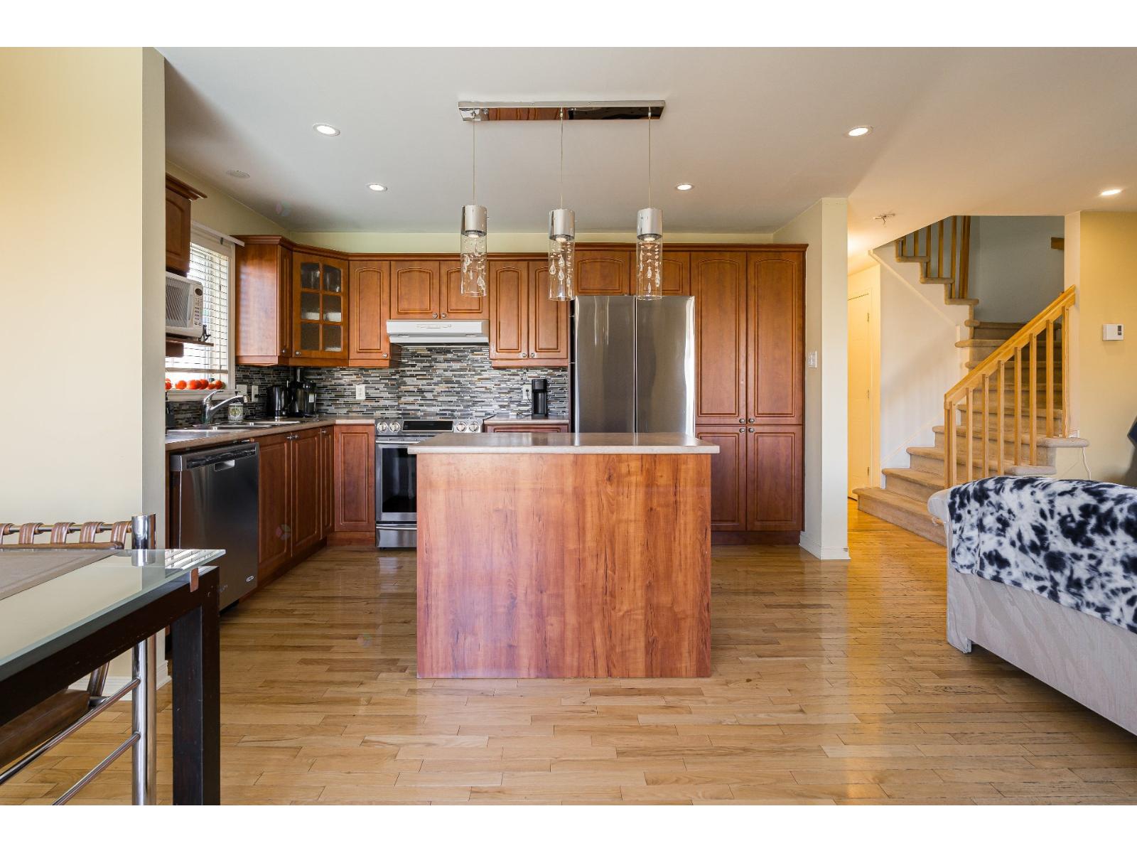 2933 Rue Montcalm Vaudreuil-Dorion Quebec Canada J7V8B3 4