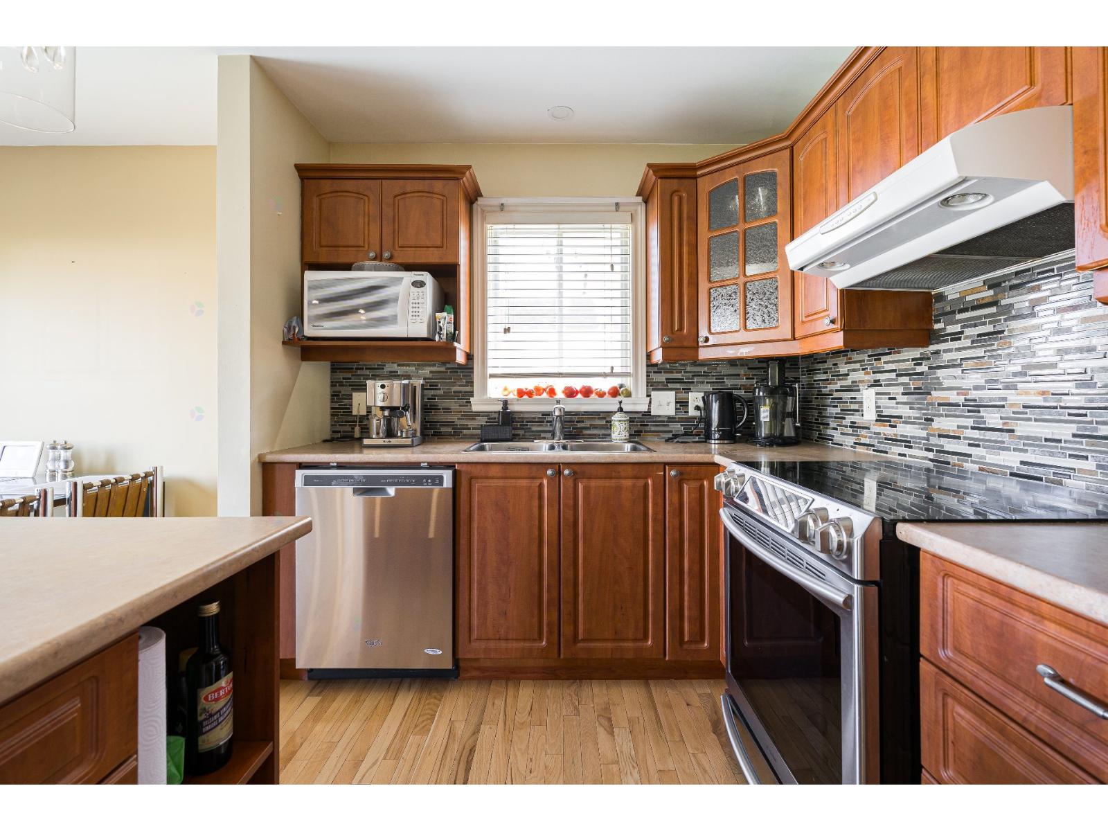 2933 Rue Montcalm Vaudreuil-Dorion Quebec Canada J7V8B3 5