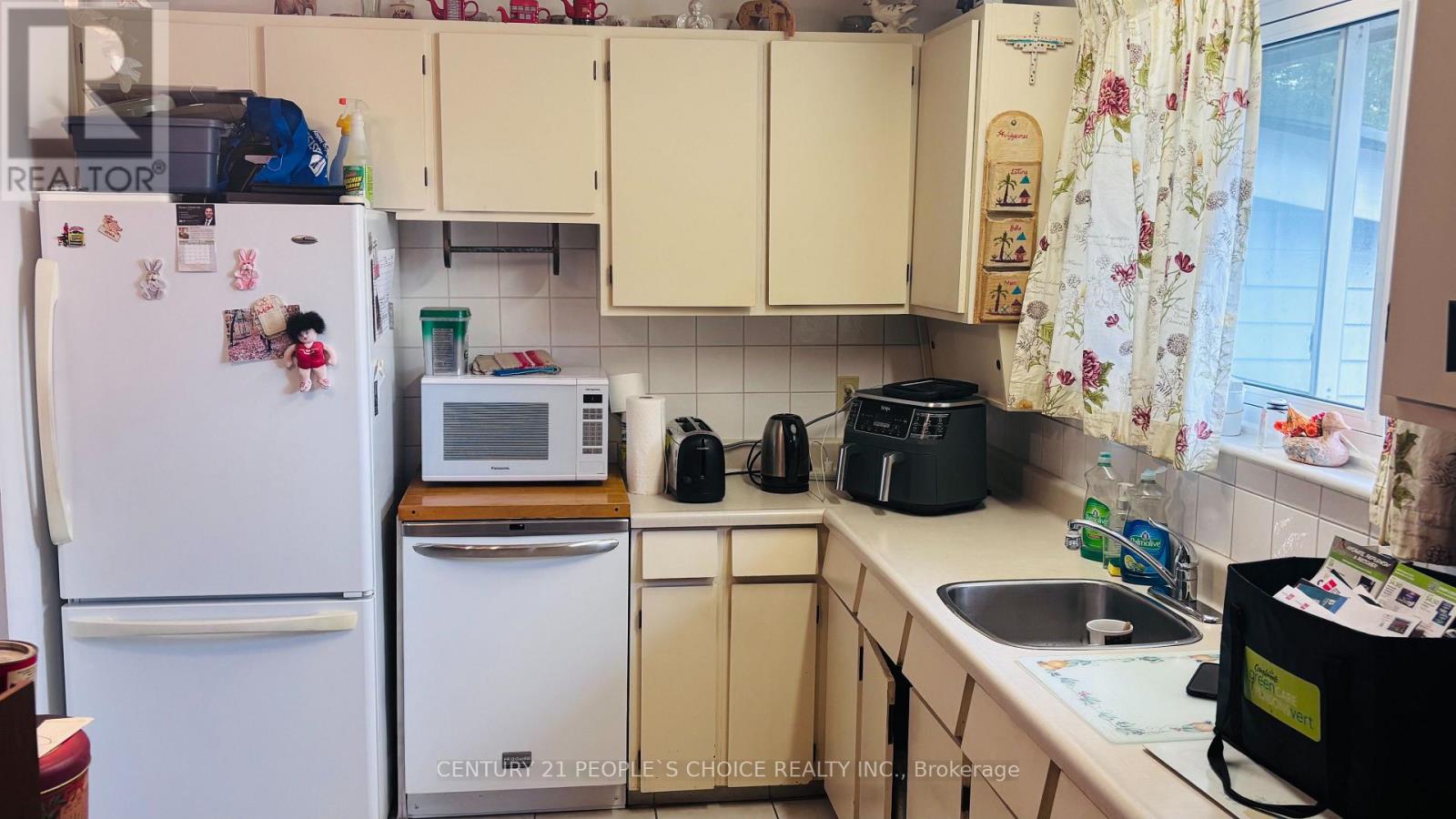 2555 Chalkwell Close, Mississauga, Ontario  L5J 2C1 - Photo 4 - W13842256