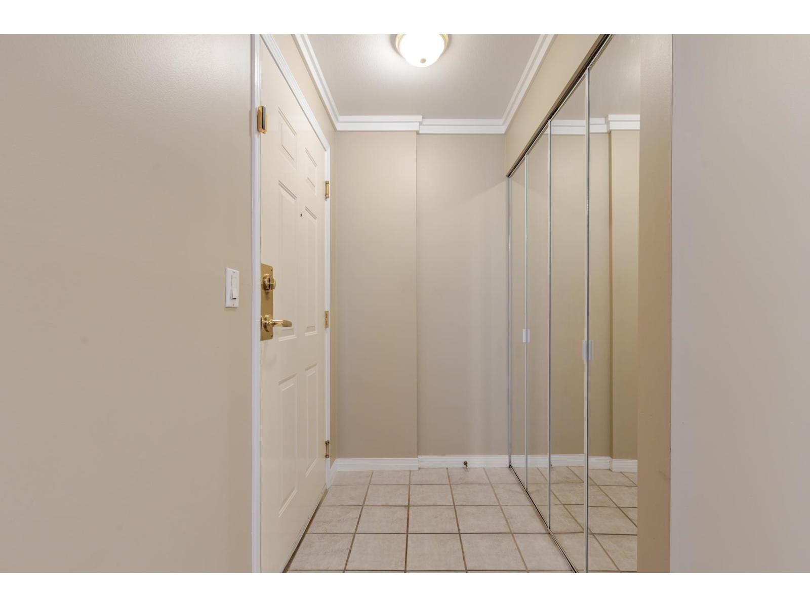 210 15150 29a Avenue, Surrey, British Columbia  V4P 3B1 - Photo 4 - R3152037