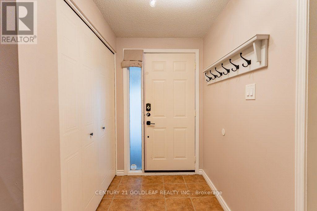 1137 Chimney Hill Way, Ottawa, Ontario  K1J 8Z7 - Photo 3 - X13843022
